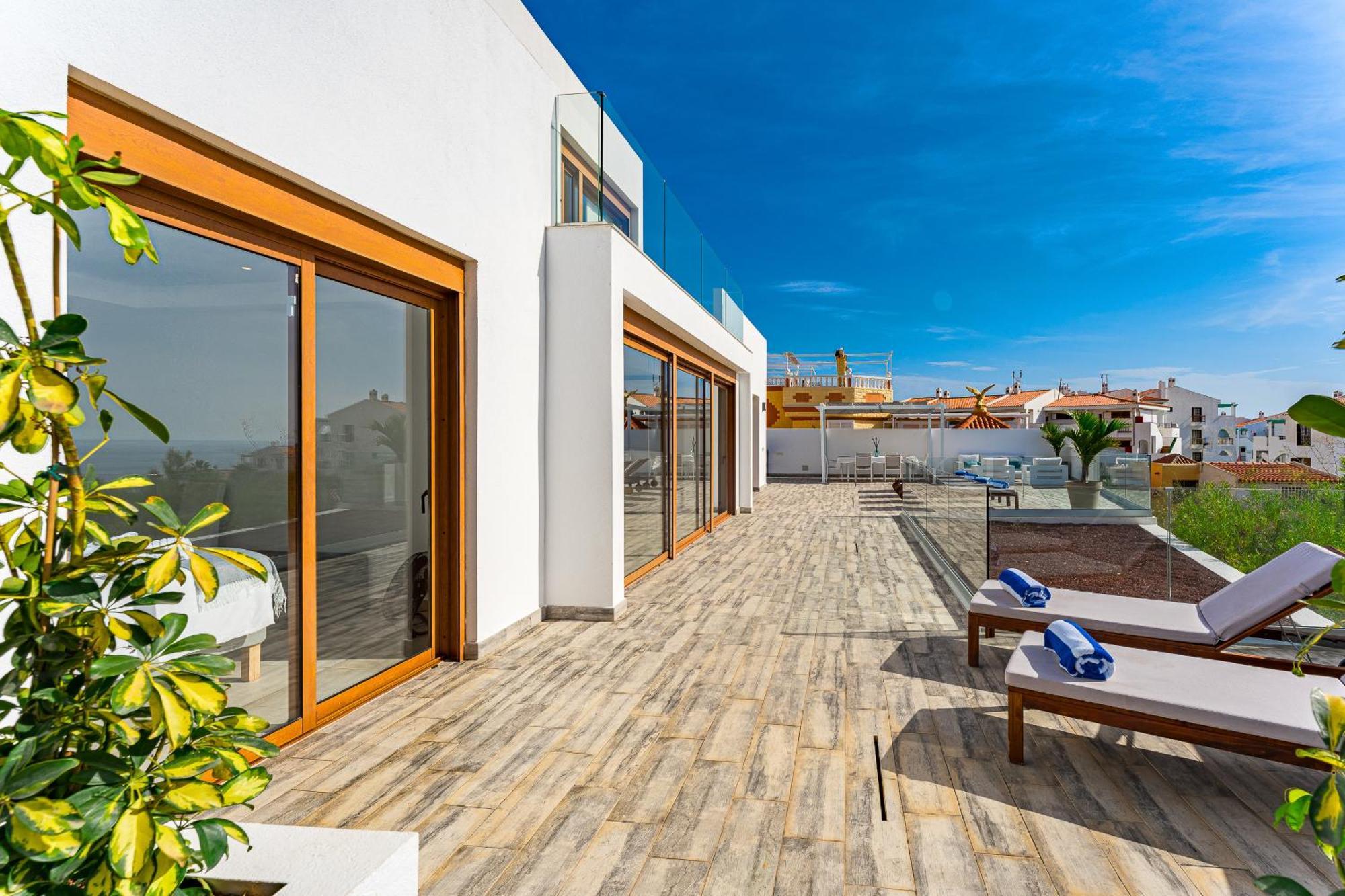Fabulous Contemporary 5 Bedroom Villa With Private Heated Pool, Sleeps Max 13 كالاو سالفاجي المظهر الخارجي الصورة