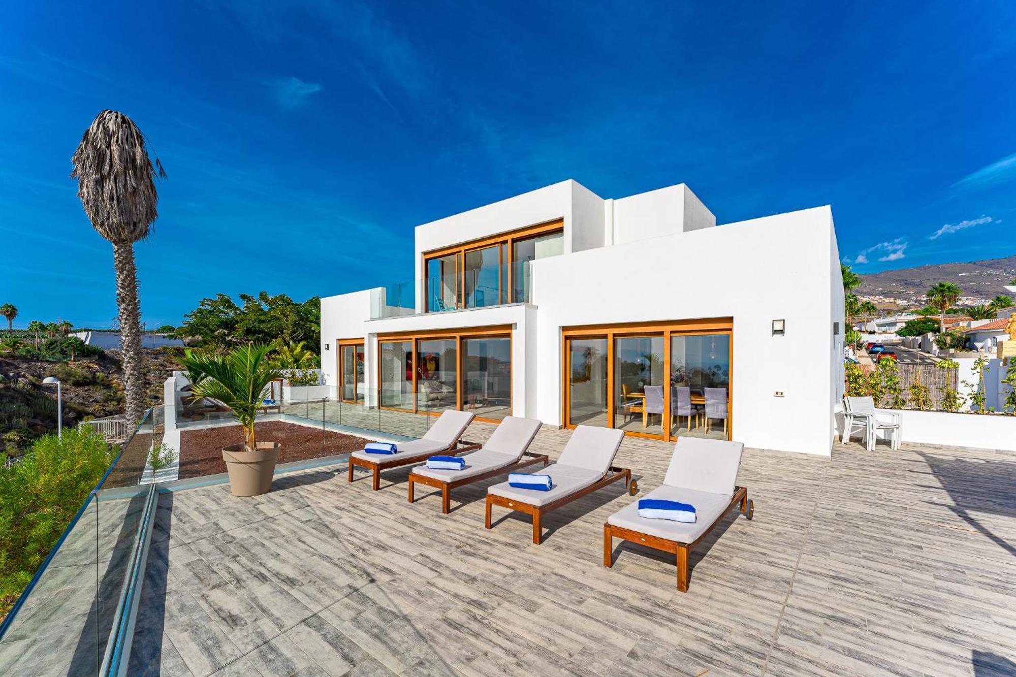 Fabulous Contemporary 5 Bedroom Villa With Private Heated Pool, Sleeps Max 13 كالاو سالفاجي المظهر الخارجي الصورة